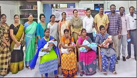 சிறப்பாக குழந்தைகளை வளர்த்த தாய்மார்களுக்கு விழாவில் பரிசு வழங்கப்பட்டது.