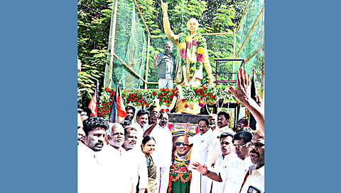 கருணாநிதி படத்திற்கு தி.மு.க.வினர் மரியாதை
