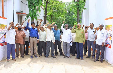 பாளை தலைமை தபால் நிலையம் முன்பு இன்று ஆர்ப்பாட்டம் நடைபெற்ற போது எடுத்தபடம்.