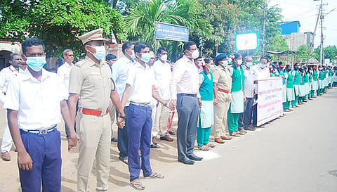போதை பொருளுக்கு எதிரான விழிப்புணர்வு மனித சங்கிலியை கலெக்டர் தினேஷ் பொன்ராஜ் ஆலிவர் தொடங்கி வைத்தார்.