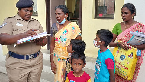 தீக்குளிக்க வந்த பெண்ணிடம் போலீசார் விசாரணை நடத்திய காட்சி.