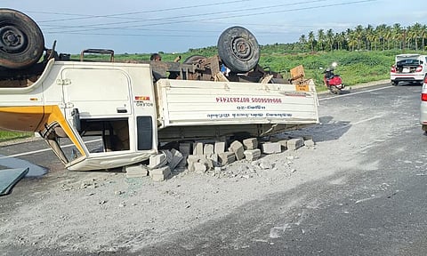 டயர் வெடித்ததில் தலைகுப்புற கவிழ்ந்த மினி வேன்