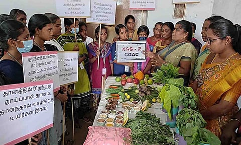 விழிப்புணர்வு நிகழ்ச்சியில் வைக்கப்பட்டிருந்த ஊட்டச்சத்து பொருட்களை மாணவிகள் பார்வையிட்ட காட்சி. 