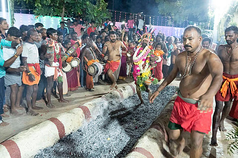 பூக்குழி இறங்கிய பக்தர்கள்.