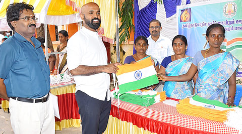 மகளிர் சுய உதவி குழுக்களின் மூலம் தேசியக்கொடி விற்பனையை கலெக்டர் ஜானி டாம் வர்கீஸ் தொடங்கி வைத்தார்.