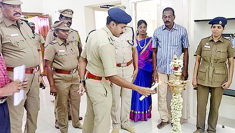 புதிய கட்டிடத்தில் மாவட்ட போலீஸ் சூப்பிரண்டு ஜவகர் குத்துவிளக்கு ஏற்றினார்.