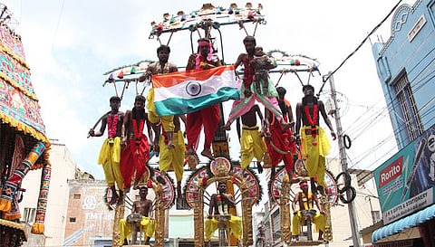 செவ்வாய்ப்பேட்டை மாரியம்மன் கோவிலுக்கு இன்று பக்தர்கள் விமான அலகு குத்திவந்து நேர்த்திக்கடன் செலுத்தினர். அம்மன் மீதான பக்தியுடன் அவர்கள் தேச பக்தியையும் உணர்த்தும் விதமாக 75-வது ஆண்டு சுதந்திர தினத்தை முன்னிட்டு தேசிய கொடியையும் ஏந்தி வந்தது பிரமிப்பூட்டும் விதமாக இருந்தது.