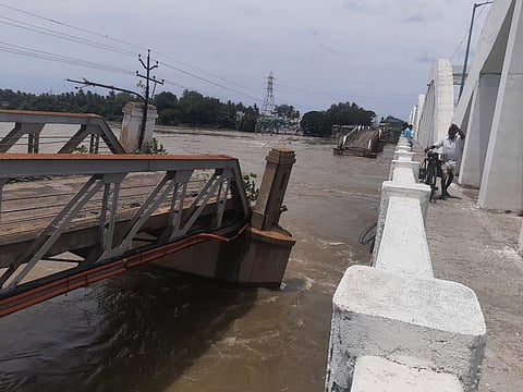 திருச்சி கொள்ளிடம் ஆற்றின் 17-வது இரும்புத்தூண் இடிந்து விழுந்தது