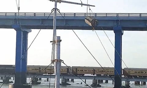 புயல் எச்சரிக்கை கூண்டு