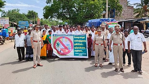 பேரணியில் கலந்து கொண்டவர்களை படத்தில் காணலாம்.