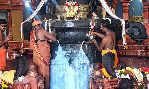 பிரதோசத்தை முன்னிட்டு அபிசேக பூஜை நடைபெற்ற காட்சி.