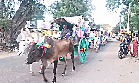 மாட்டு வண்டியில் சென்ற கிராம மக்கள்.