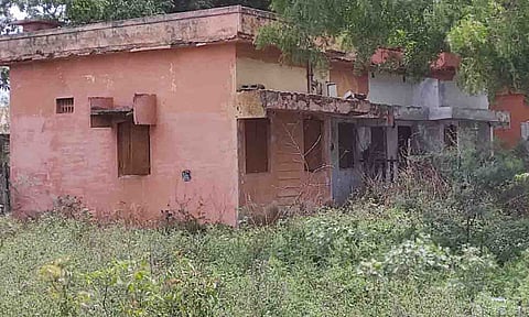 புதர்மண்டி கிடக்கும் ரெயில்வே குடியிருப்பை படத்தில் காணலாம்.