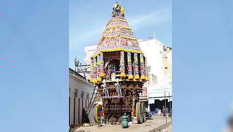 செவ்வாய்ப்பேட்டை மாரியம்மன் கோவிலில் தேர் அலங்கரிக்கும் பணி மும்முரமாக நடந்து வருகிறது.