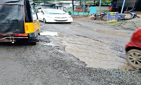 குண்டும், குழியுமாக பழுதடைந்து காணப்படும் புளியரை-கோட்டைவாசல் தேசிய நெடுஞ்சாலை.
