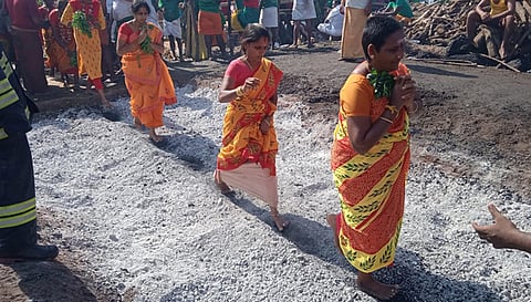 தீ மிதித்த பக்தர்களை படத்தில் காணலாம்.