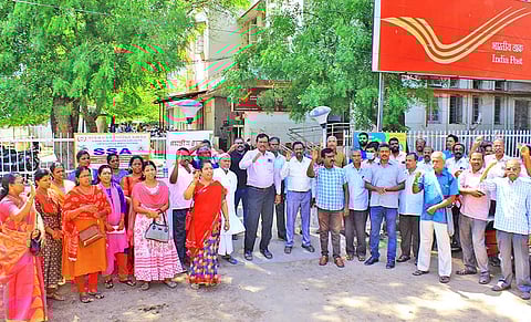 பாளை தலைமை தபால் நிலையத்தில் தபால் ஊழியர்கள் ஆர்ப்பாட்டத்தில் ஈடுபட்ட காட்சி