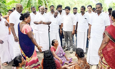 வைகை ஆற்றில் தவறி விழுந்து பலியானோரின் குடும்பத்தினருக்கு முன்னாள் அமைச்சர் ஆர்.பி. உதயகுமார் ஆறுதல் கூறினார்.