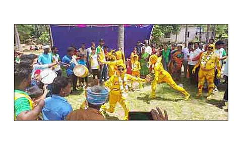 மத்தூர் பேருந்து நிலையத்தில் புலி வேடமணிந்து இளைஞர்கள் நடனமாடிய காட்சி.