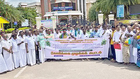 தஞ்சை கலெக்டர் அலுவலகம் முன்பு ஆர்ப்பாட்டம் நடத்திய தென்னை விவசாயிகள்.