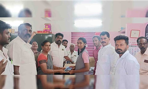 பள்ளி மாணவர்களுக்கு கல்வி உபகரணங்கள் வழங்கப்பட்ட காட்சி.