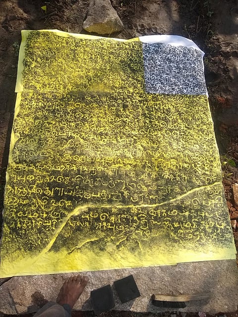 வடதொரசலூரில் கண்டுபிடிக்கப்பட்ட சோழர் கால கல்வெட்டை படத்தில் காணலாம்.