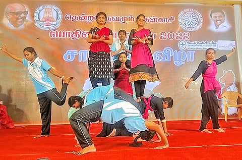 யோகா போட்டியில் கலந்து கொண்ட மாணவிகள்.