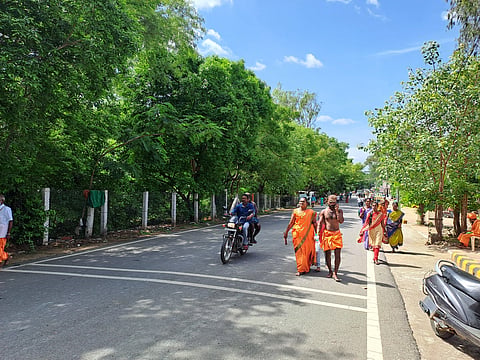 திருவண்ணாமலையில் பக்தர்கள் கிரிவலம் சென்ற போது எடுத்த படம்.