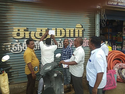 கடைக்கு சீல் வைத்த காட்சி.