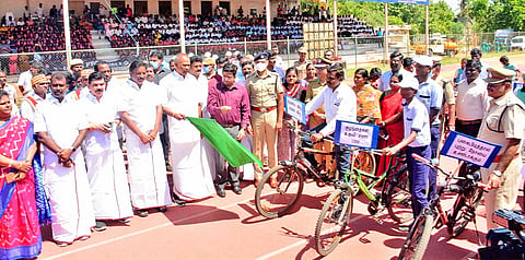 விழிப்புணர்வு சைக்கிள் பேரணியை சபாநாயகர் அப்பாவு கொடியசைத்து தொடங்கி வைத்த காட்சி. அருகில் கலெக்டர் விஷ்ணு, அப்துல் வகாப் எம்.எல்.ஏ. உள்ளனர்.