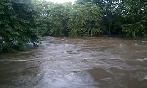 பரிசல் இயக்க 2-வது நாளாக தடை விதிப்பால் மாணவர்கள்-கிராம மக்கள் தவிப்பு