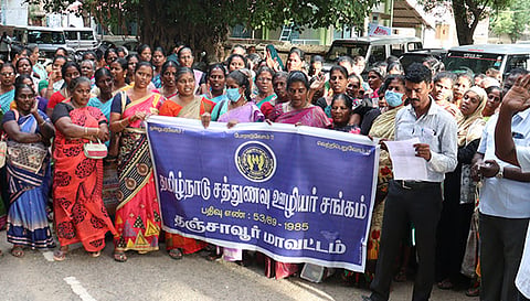 சத்துணவு ஊழியர் ஆர்ப்பாட்டம் நடத்தினர்.