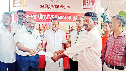 நாகை மாலி எம்.எல்.ஏ பயனாளிகளுக்கு நலத்திட்ட உதவிகள் வழங்கினார்.