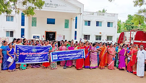 சத்துணவு ஊழியர்கள் சங்கத்தினர் ஆர்ப்பாட்டம் நடத்தியபோது எடுத்த படம்.