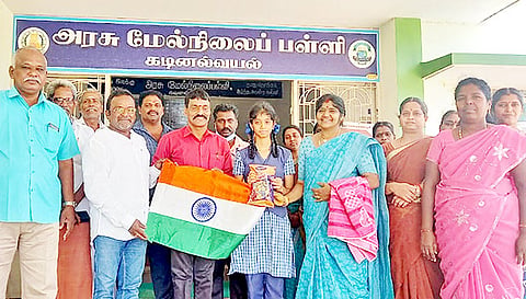 தேசியக் கொடிகள் வழங்கியபோது எடுத்தபடம்.