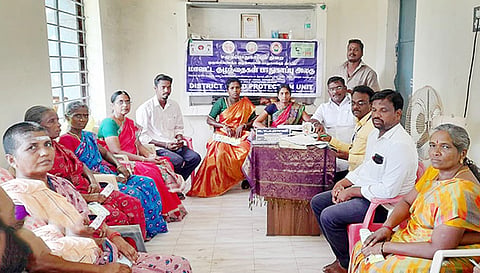 ஆலத்தம்பாடியில் குழந்தைகள் பாதுகாப்பு குழு கூட்டம் நடந்தது.