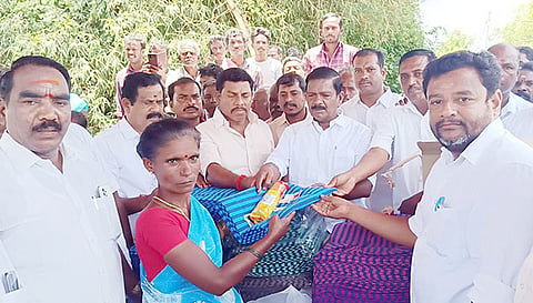 வெள்ளத்தால் பாதித்த கிராமங்களுக்கு நிவாரண உதவிகள்