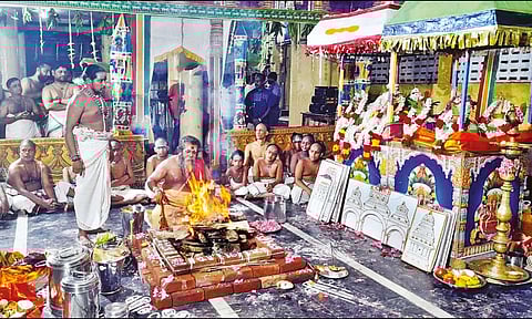 புன்னைநல்லூர் மாரியம்மன் கோவிலில் பாலாலய யாக சாலை பூஜைகள் தொடக்கம்