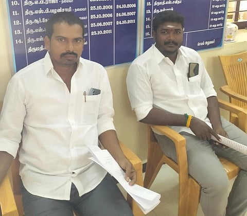 அத்தாணி பேரூராட்சியில் அ.தி.மு.க. கவுன்சிலர்கள் உள்ளிருப்பு போராட்டம்