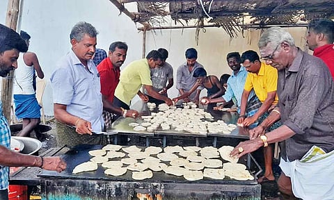 நாராயணசுவாமி கோவிலில் பக்தர்களுக்கு அன்னதானமாக 8 ஆயிரம் புரோட்டா
