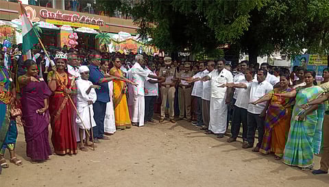 பரமத்திவேலூர் டி.எஸ்.பி. கலையரசன் தலைமையில் போதை பழக்கத்திற்கு எதிரான உறுதிமொழி எடுத்துக்கொண்ட போது எடுத்த படம். 