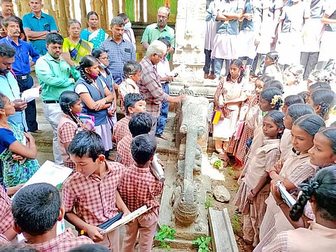 யானைகள் குறித்து மாணவ-மாணவிகளுக்கு சிற்பங்கள் மூலம் விளக்கப்பட்ட காட்சி.