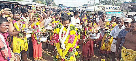 பூச்சட்டி ஏந்தி வந்த பக்தர்கள்