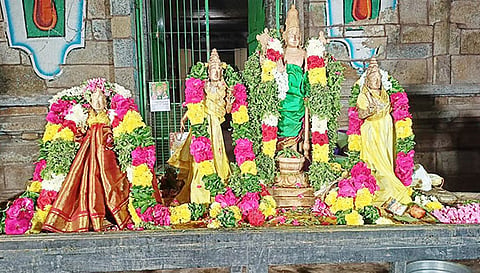 சிறப்பு அலங்காரத்தில் சுவாமிகள்.