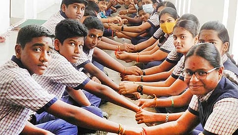 மாணவர்களுக்கு ராக்கி கயிறு கட்டிய மாணவிகள்.