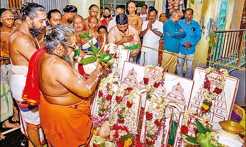 குடமுழுக்கு திருப்பணி: புன்னைநல்லூர் மாரியம்மன் கோவிலில் பாலாலயம்