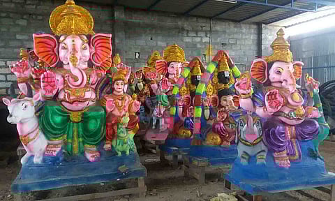 அலகுமலையில் தயார் செய்யப்படும் விநாயகர் சிலைகள். 