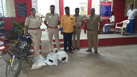சாராயம் கடத்தியதாக பறிமுதல் செய்யப்பட்ட மோட்டார் சைக்கிளை படத்தில் காணலாம்.