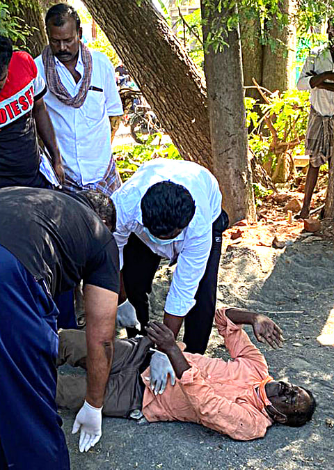 பிணமாக கிடந்த வாலிபர் உடலை மீட்ட போது எடுத்த படம்.