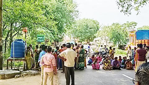 குரங்கு கூட்டத்தை வனப்பகுதிக்குள் விரட்ட வலியுறுத்தி கிராம மக்கள் மறியல்